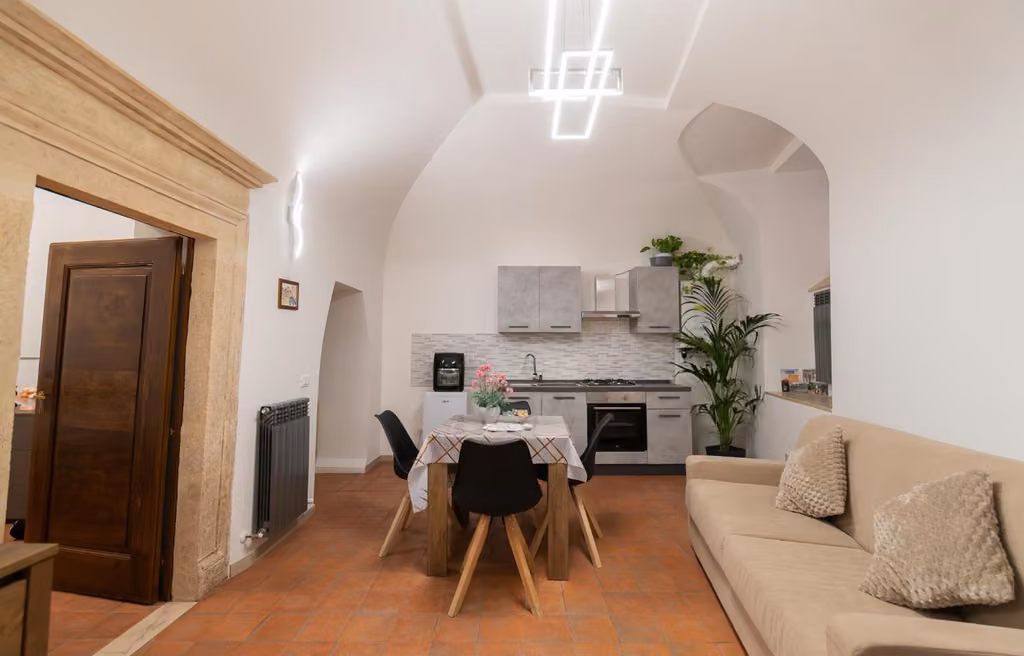 Soggiorno con tavolo e divano de La Dimora dell'Aquila